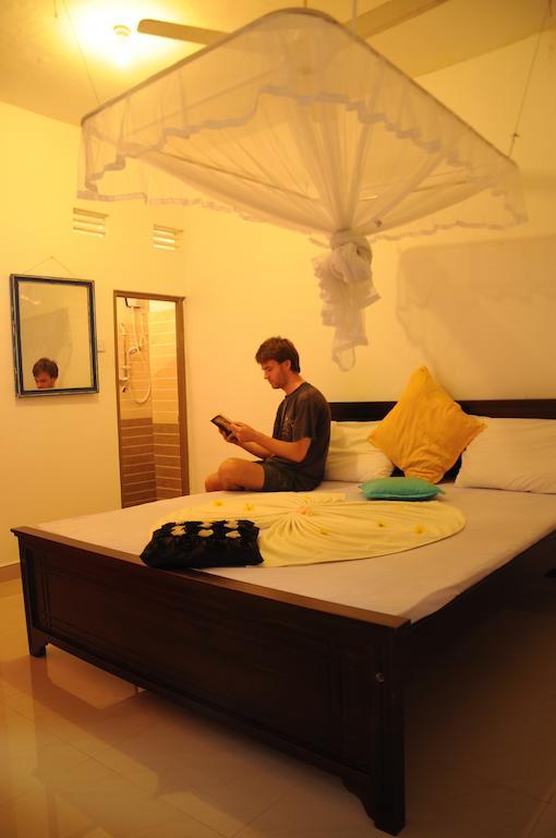 Thenu Rest Guest House กอลล์ ภายนอก รูปภาพ